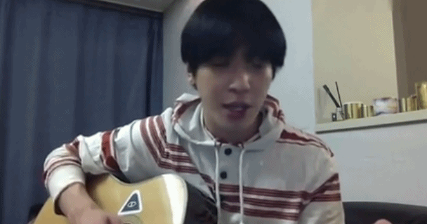 sistar裸背纹汉字强势回归,鸟叔被李小龙附身