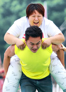   奔跑吧兄弟花絮 邓超光脚跑步惨叫不断笑疯angela