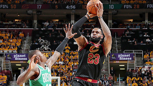 NBA集锦布克对阵勇士独揽37分超远压哨命中引爆全场