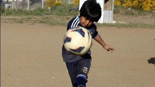 5岁男孩酷似球王梅西