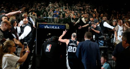 全景NBA_吉诺比利球衣退役仪式_吉诺比利球衣退役仪式全场回放：波波维奇哽咽发言马努一家人亲密合影_高清