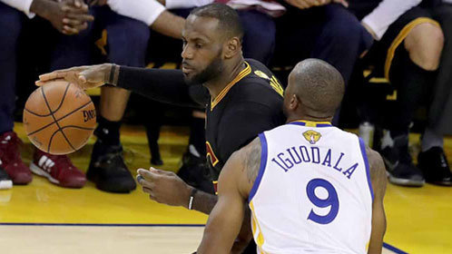 詹姆斯狂砍40分率队逆转取胜 湖人主场掀翻强敌锁定季后赛席位