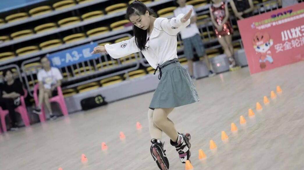 酷炫体坛 中国16岁轮滑女王超炫表演