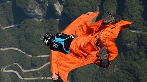 达人翼装飞行悬崖上空翻转秀技
