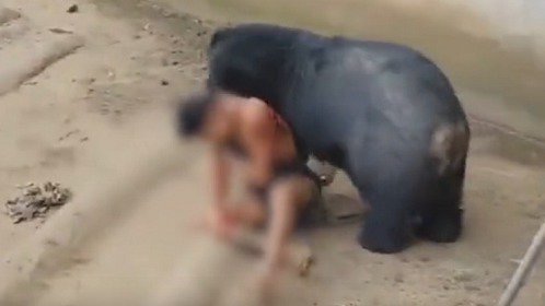 实拍日本“爆挤”地铁人多到合不上车门乘客淡定被推习以为常_高清