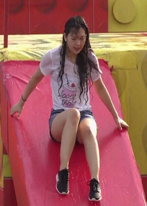 男生女生向前冲:身材超好的妹子来闯关, 一桶水下来就