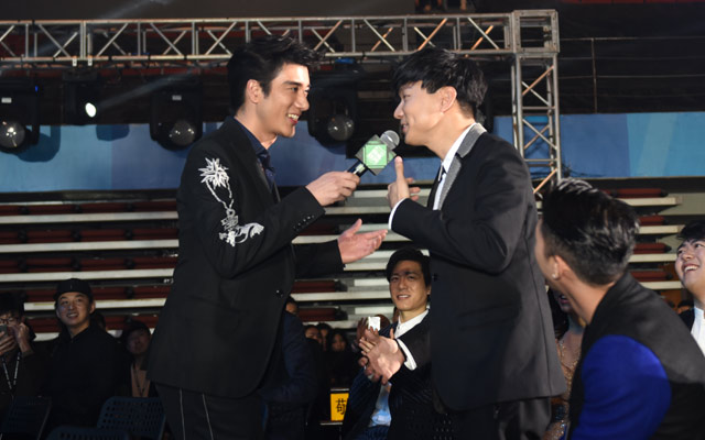 王力宏为林俊杰唱生日歌