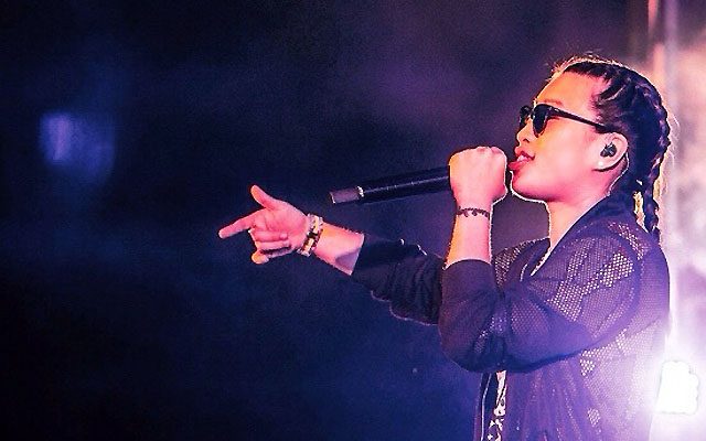 而当年的评审团,对她的评价就是"台湾从未有过的嘻哈女歌手,嘻哈技巧