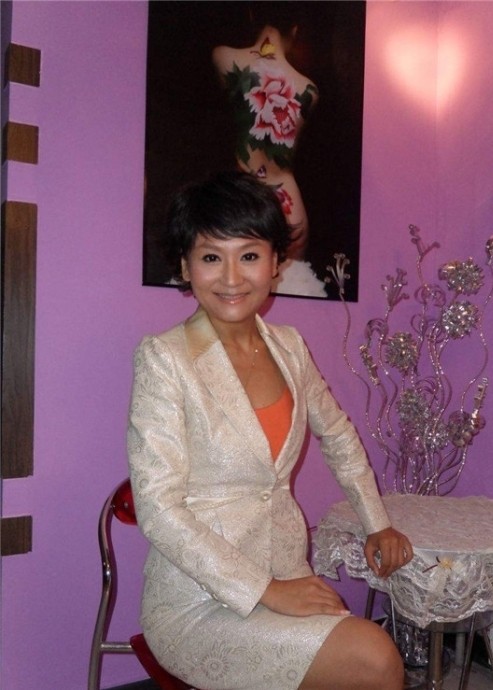 主持人曹晴嫁美遭虐待案开庭