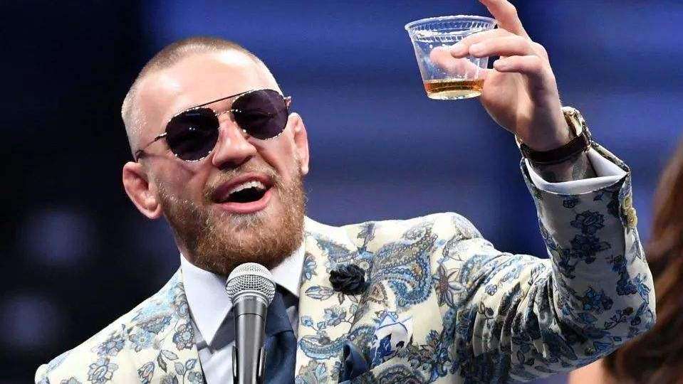 此战里迪克鲍开局就展开猛攻,两回合重拳ko弗格森强势卫冕