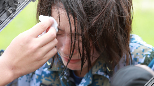 超级女兵潘旭萍脚伤复发仍坚持队友热切关怀送安慰