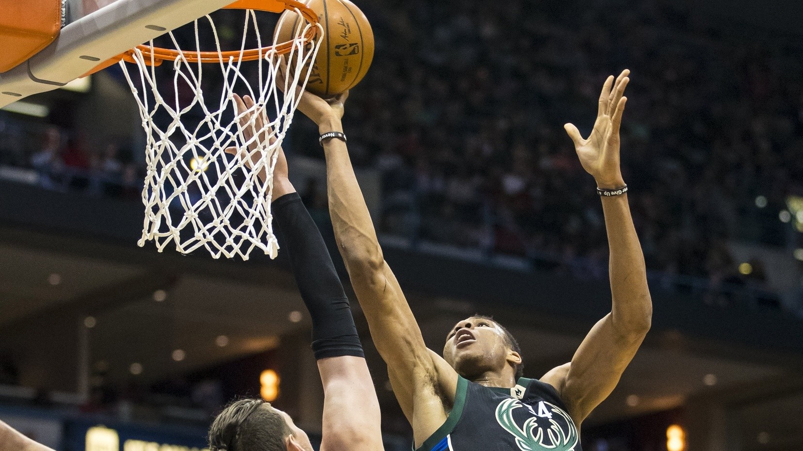 【扣篮】见到魔兽吓你到腿软 霍华德霸王吊扣致敬奥尼尔_nba全场集锦