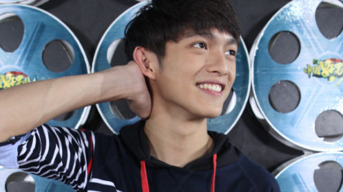 小鲜肉林辉瑝掀衣秀腹肌 刘晓庆想摸吓坏他_综艺