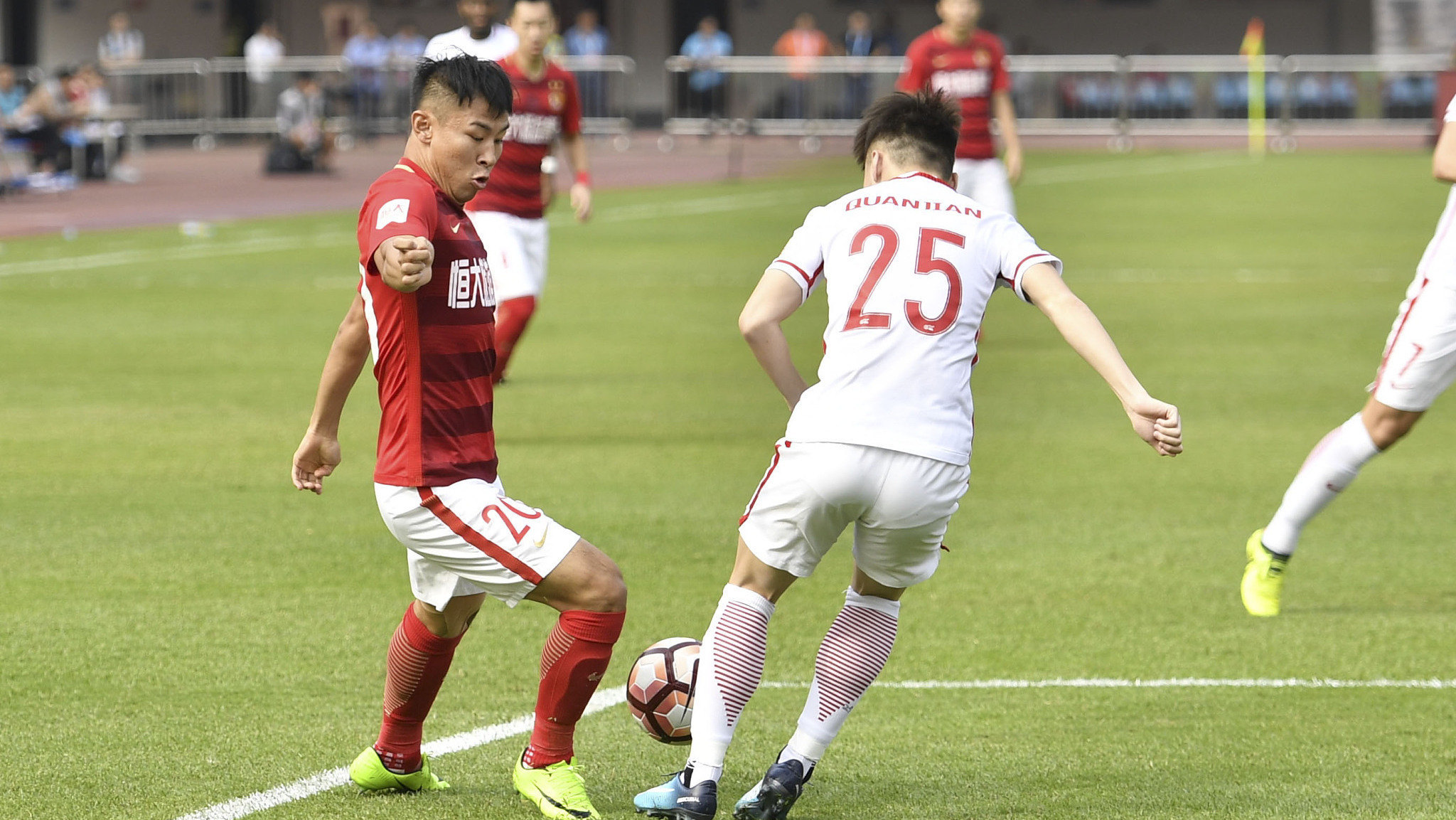 【资讯】苏宁客场领先上港 吕文君破僵特谢拉建功