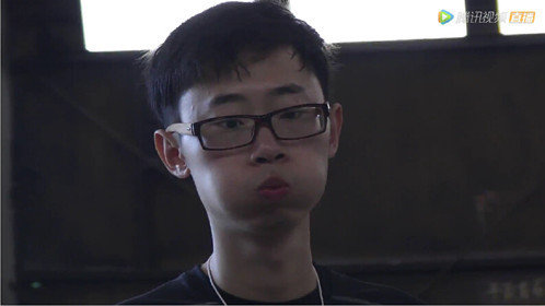 我们15个梭梭笑疯了吕日阳为兔子尝草试毒