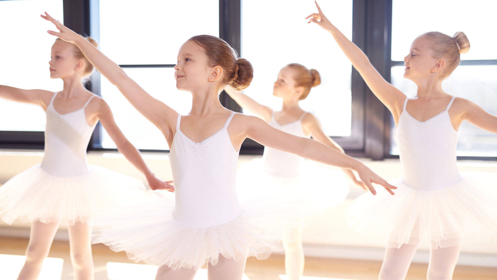 小萝莉表演芭蕾舞蹈,动作太优雅了,还可以用手语讲故事!