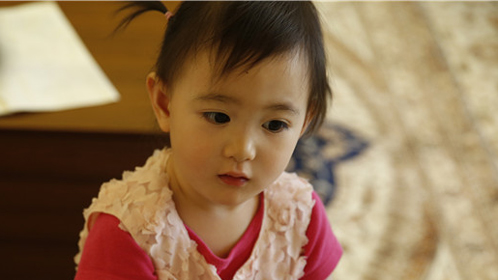 爸爸回来了9吴尊女儿neinei洗澡被老爸坑惨无奈用凉水洗澡