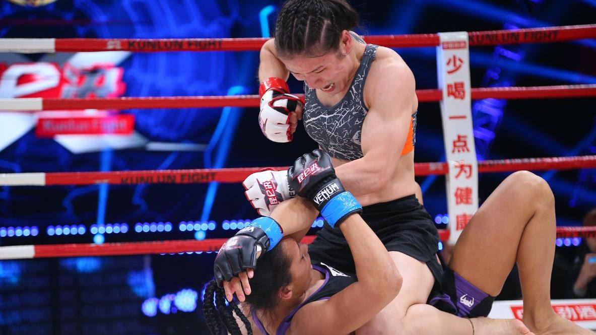 搏击玫瑰唐金铁笼狂捶对手 双拳共抡将其碾压_功夫搏击_腾讯视频