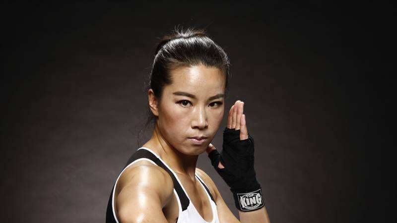 张伟丽暴打女拳王!直接按倒骑身猛砸,打到对手无力抵抗!