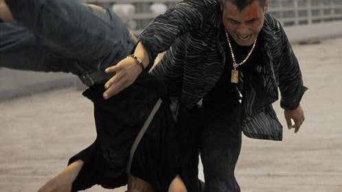 功夫搏击中国散打王街头重拳暴揍带刀流氓以一敌十毫无压力