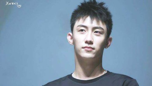 都暻秀现身EXO演唱会，剃圆寸头配绿卫衣为好兄弟应援打call_高清1080P在线观看平台_腾讯视频