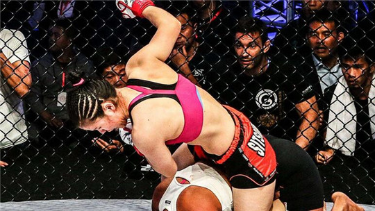 张伟丽单挑泰国"花招天王"善猜 最后"武汉加油"一幕令人感动