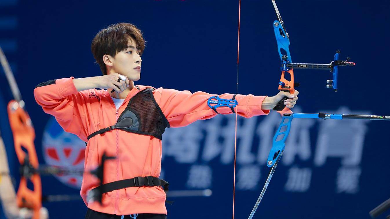 【集锦】超新星男子射箭决赛 于小彤6箭59环夺冠拥吻陈小纭_超新星