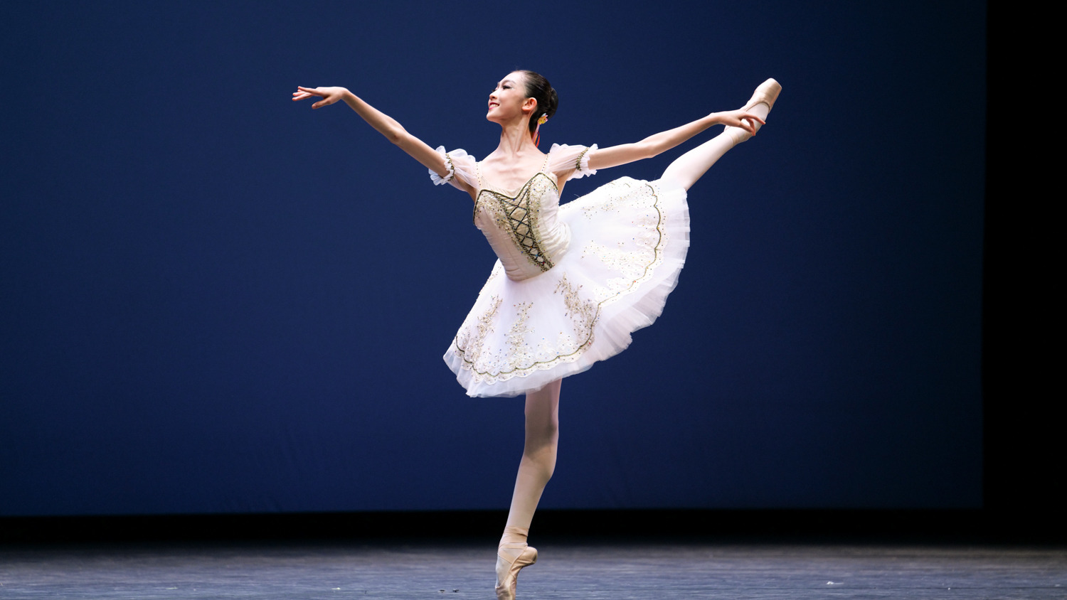 第六届上海国际芭蕾舞比赛决赛第一场-李航-《帕基塔》_舞蹈_腾讯视频