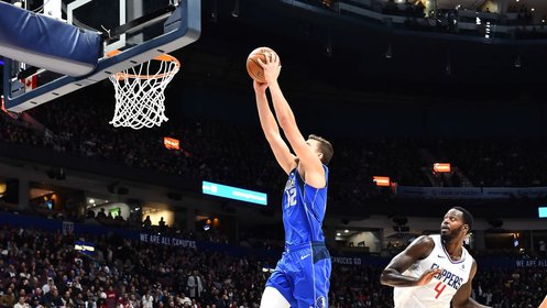 【扣篮】全场最佳配合 独行侠三人连线博班篮下吃饼轻松扣进