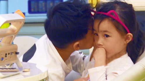 二胎时代王子快哭了王子被妈妈罚站反省数到十才能走