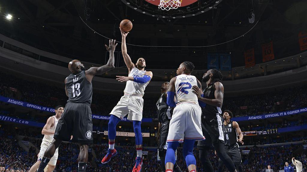 【扣篮】西蒙斯左手变向晃晕防守 大步流星滑翔劈扣_nba全场集锦_腾讯