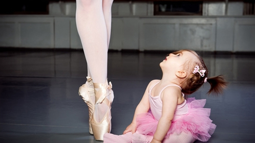 6岁小女孩秀逆天扔东西神技 随手抛物百发百中