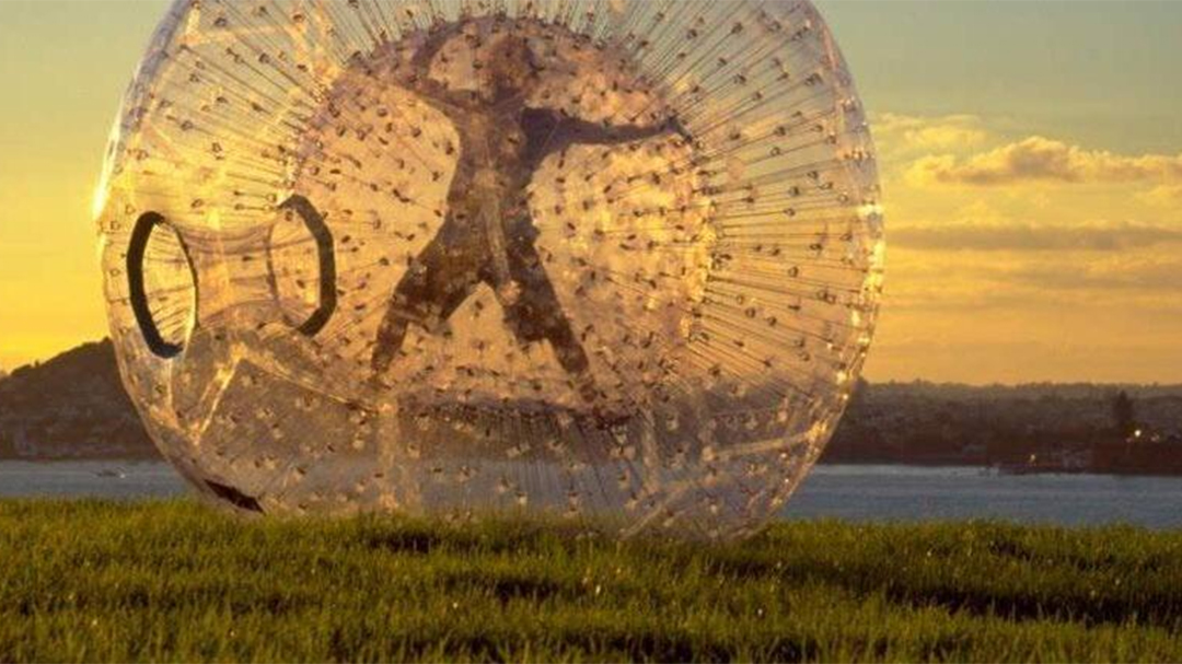 外国人太空球内玩极限运动 高山上直接往下滚