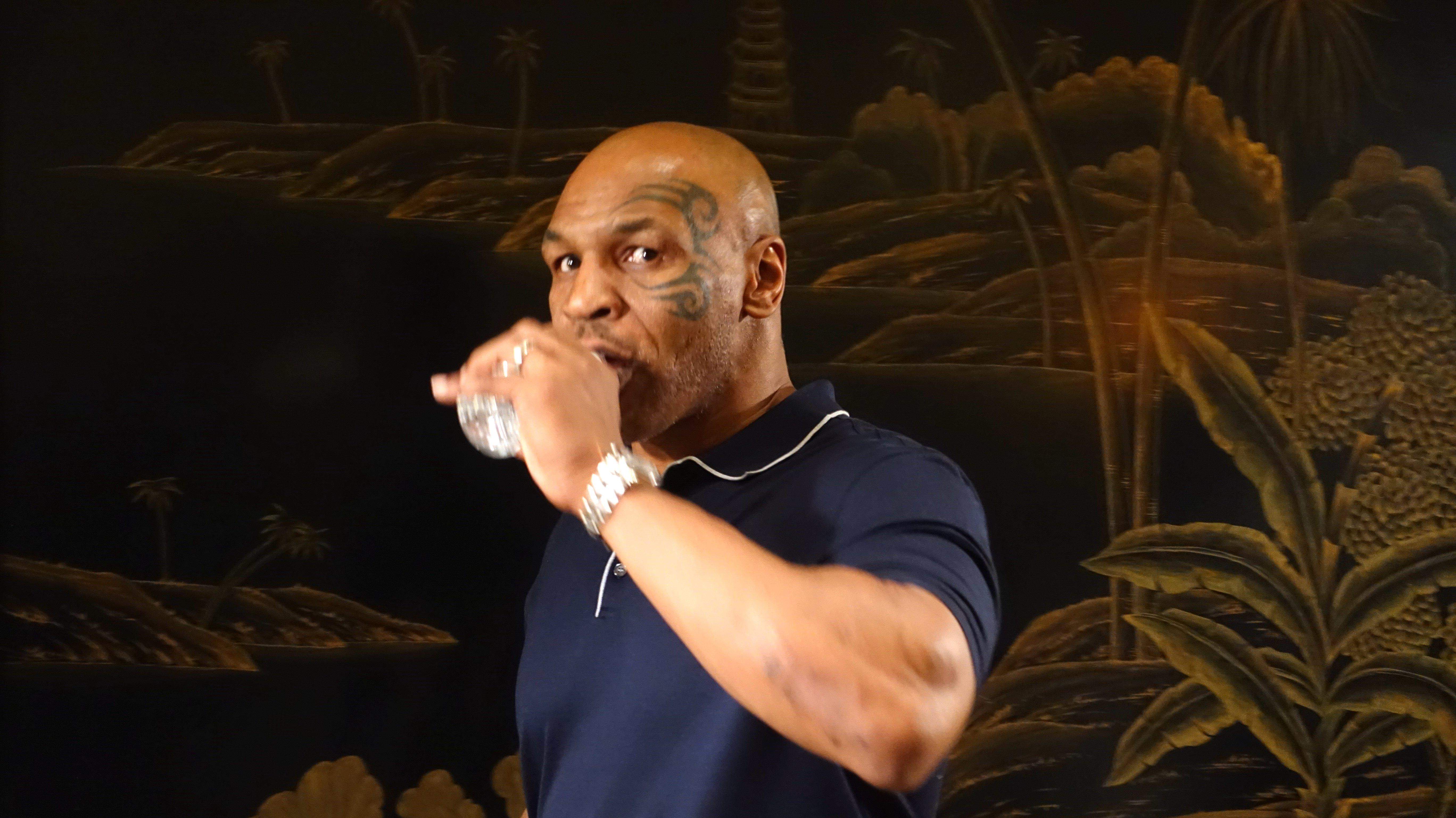 擂台"黄金雨"老板被洗啤酒浴 wwe十大凌乱时刻_功夫搏击_腾讯视频