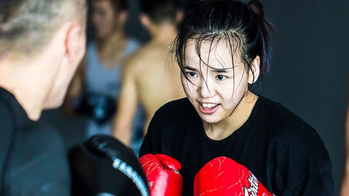 功夫搏击尴尬美女恶作剧惨遭功夫哥一击打昏