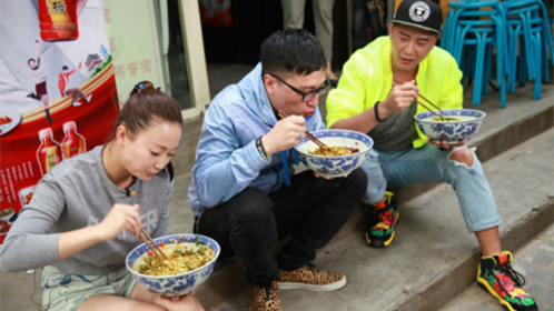 《爽食行天下》"民工style"华少关喆蹲街边海碗吃面_综艺_高清1080p